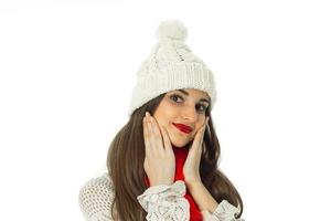brunette meisje in warm trui en rood sjaal foto