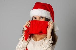 meisje in de kerstman hoed en rood sjaal foto