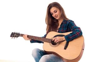 mooi brunette dame met gitaar foto