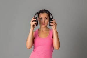 meisje met hoofdtelefoons in studio foto