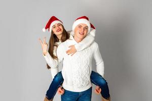 paar in liefde viert Kerstmis in de kerstman hoed foto