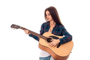 brunette vrouw spelen gitaar foto