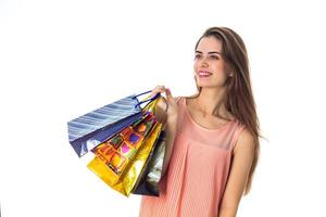 zoet meisje houdt pakketjes met aankopen in hand- geïsoleerd Aan wit achtergrond foto