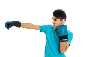 sterk brunette sport- Mens oracteren boksen in blauw handschoenen geïsoleerd Aan wit achtergrond foto
