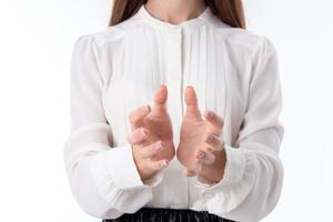 meisje in blouse houdt twee handen detailopname foto