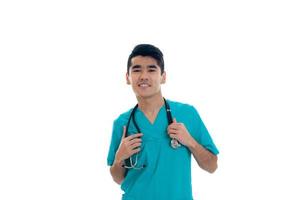 jong mooi dokter in blauw uniform met stethoscoop Aan zijn nek geïsoleerd Aan wit achtergrond foto