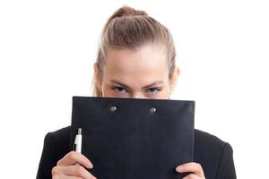 een jong meisje houdt een zwart tablet gezicht geïsoleerd Aan wit achtergrond foto
