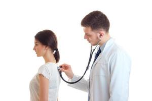 jong man-de dokter luistert naar de stethoscoop terug vrouw foto
