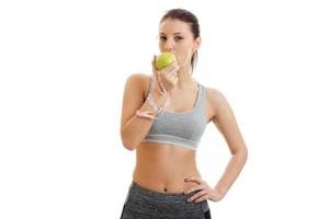 horizontaal portret slank meisje wie eet groen appel foto