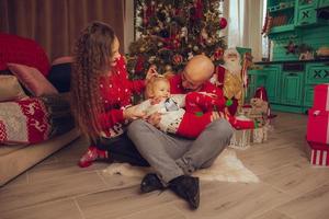 familie met dochter vieren nieuw jaar en Kerstmis samen Bij huis foto