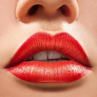 macro foto van mooi vrouw lippen met rood lippenstift
