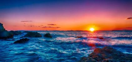 warm zomer zonsondergang Bij de zee foto