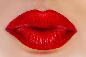 dichtbij omhoog foto van vrouw lippen in rood lippenstift