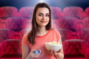 meisje aan het kijken film met pop-corn Bij de bioscoop foto