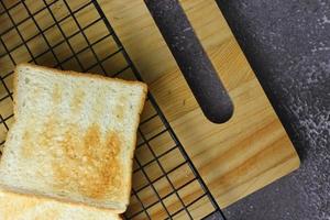 twee vers gemaakt toast zijn klaar naar worden geserveerd Aan de tafel, afgebeeld bovenstaande. foto