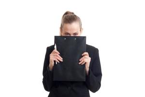 bedrijf vrouw in klassiek zwart uniform verbergen haar gezicht achter een tablet foto