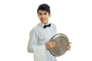 een stralend geweldig ober in een wit overhemd Holding een dienblad foto