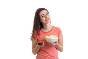 vrouw met afgelegen controle van de TV en popcorn in de handen foto
