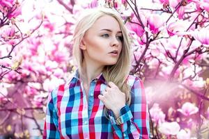 perfect echt schattig blond op zoek weg met bloemen foto