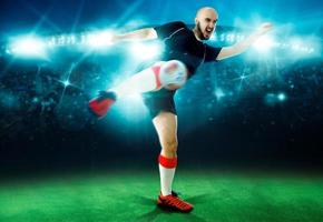 horizontaal portret van voetbal speler schiet de bal in de spel foto