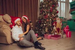 gelukkig paar in liefde vieren nieuw jaar en Kerstmis samen foto