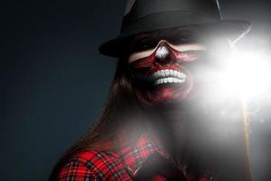 volwassen vrouw met eng gezicht kunst voor halloween nacht op zoek Bij camera foto