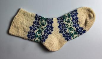 wit wol sokken met blauw groen handgemaakt Argentijns merino wol Aan een wit achtergrond. foto