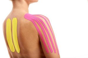 fysiek behandeling plakband Aan vrouw lichaam foto