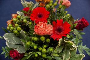 bloem boeket floristisch van rood gerbera's, anjers en groen foto