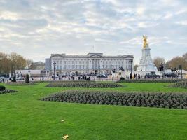 Londen in de uk in december 2022. een visie van Buckingham paleis in Londen foto