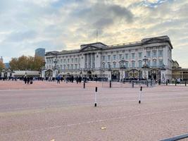 Londen in de uk in december 2022. een visie van Buckingham paleis in Londen foto