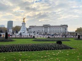 Londen in de uk in december 2022. een visie van Buckingham paleis in Londen foto
