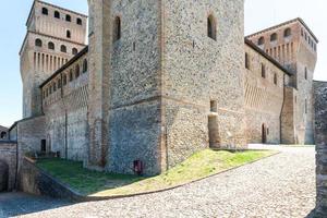 torrechiara, italië-juli 31, 2022-weergave van torrechiara kasteel in de provincie van parma gedurende een zonnig dag foto
