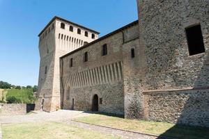 torrechiara, italië-juli 31, 2022-weergave van torrechiara kasteel in de provincie van parma gedurende een zonnig dag foto