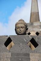 Boeddha standbeeld in borobudur stoepa foto