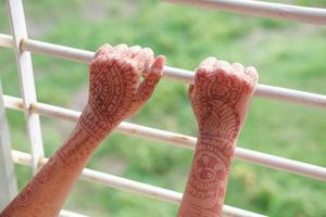 achterzijde visie van kind met henna- Aan hand- foto