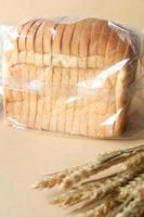brood in plastic pakket Aan tafel foto