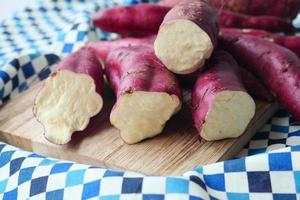 dichtbij omhoog van rauw zoet aardappel in een kom foto