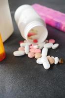 close-up van vele kleurrijke pillen en capsules foto