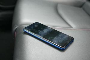 vergeten smartphone Aan auto zitten, verloren slim telefoon foto