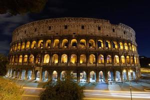 Rome, Italië, colosseum oud oude gebouw gladiator strijd Bij nacht. foto