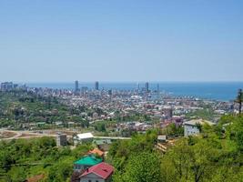 visie van de berg naar de modern stad. mooi stadsgezicht. batumi van bovenstaande. foto