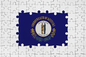 Kentucky ons staat vlag in kader van wit puzzel stukken met missend centraal een deel foto