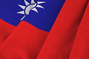 Taiwan vlag met groot vouwen golvend dichtbij omhoog onder de studio licht binnenshuis. de officieel symbolen en kleuren in banier foto