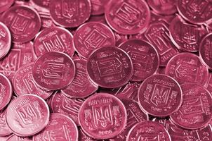 een stapel van munten oekraïens beeld afgezwakt in viva magenta, kleur van de 2023 jaar foto