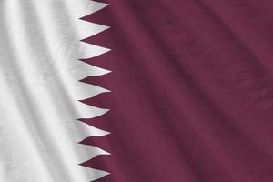 qatar vlag met groot vouwen golvend dichtbij omhoog onder de studio licht binnenshuis. de officieel symbolen en kleuren in banier foto