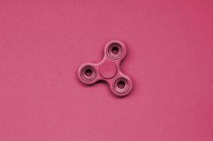 groen friemelen spinner leugens Aan structuur achtergrond van mode pastel groen papier in minimaal concept beeld afgezwakt in viva magenta, kleur van de 2023 jaar foto