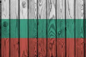 bulgarije vlag afgebeeld in helder verf kleuren Aan oud houten muur. getextureerde banier Aan ruw achtergrond foto