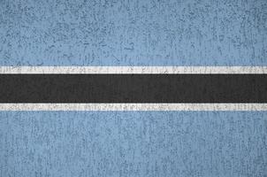 botswana vlag afgebeeld in helder verf kleuren Aan oud Verlichting bepleistering muur. getextureerde banier Aan ruw achtergrond foto