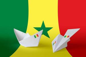 Senegal vlag afgebeeld Aan papier origami vliegtuig en boot. handgemaakt kunsten concept foto